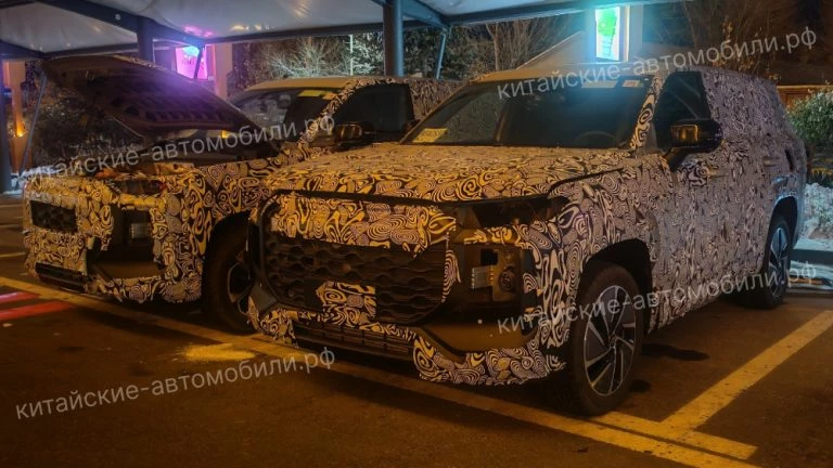 Мы заметили самый крупный кроссовер Chery в Китае сбоку спереди