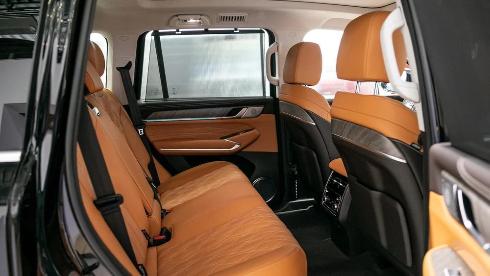 Tank 500 у дилера в автосалоне балтавтотрейд салон интерьер второй ряд