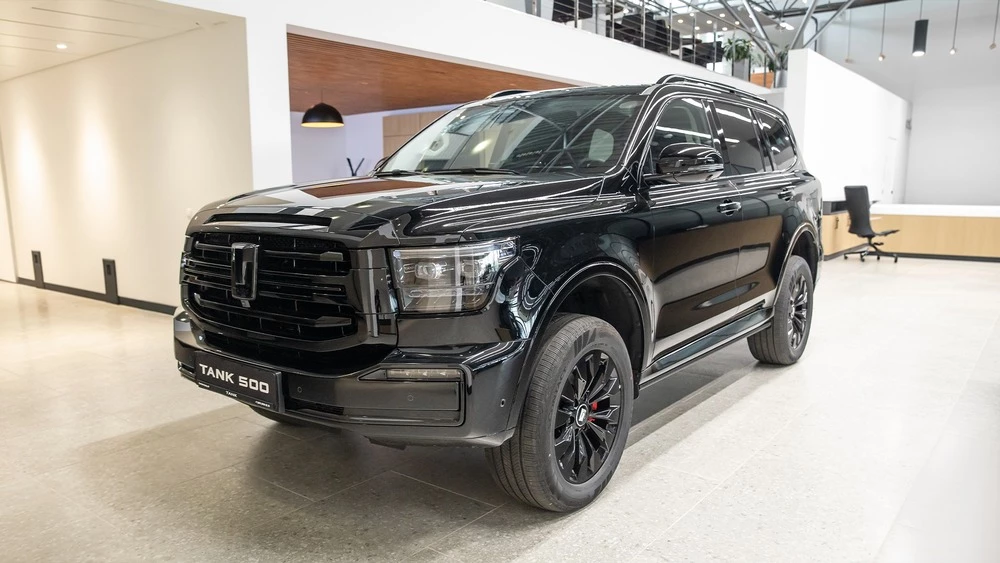 Tank 500 у дилера в автосалоне балтавтотрейд сбоку спереди