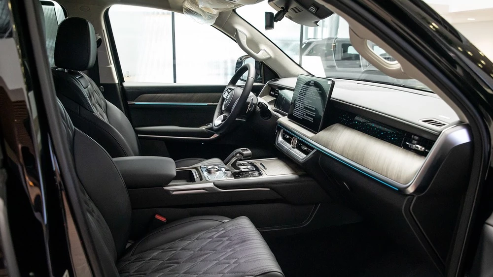 Tank 500 у дилера в автосалоне балтавтотрейд салон интерьер первый ряд