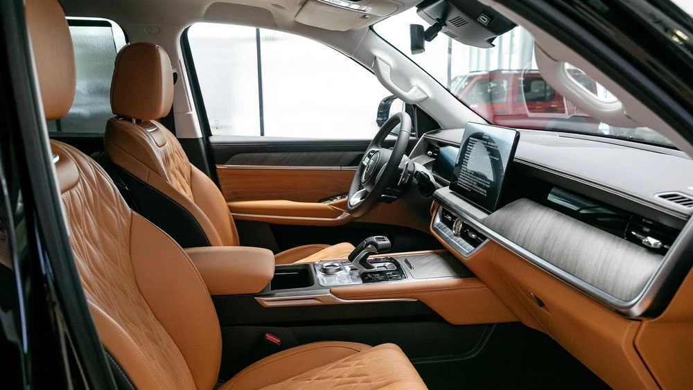 Tank 500 у дилера в автосалоне балтавтотрейд салон интерьер первый ряд