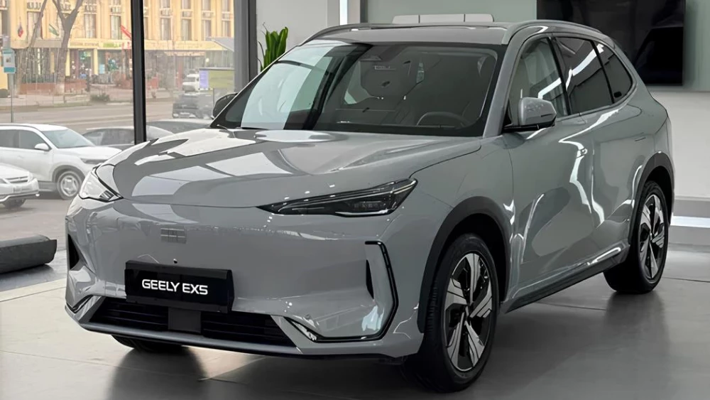 Три кроссовера марки Geely начали продавать в Узбекистане ex5 ev сбоку спереди электромобиль