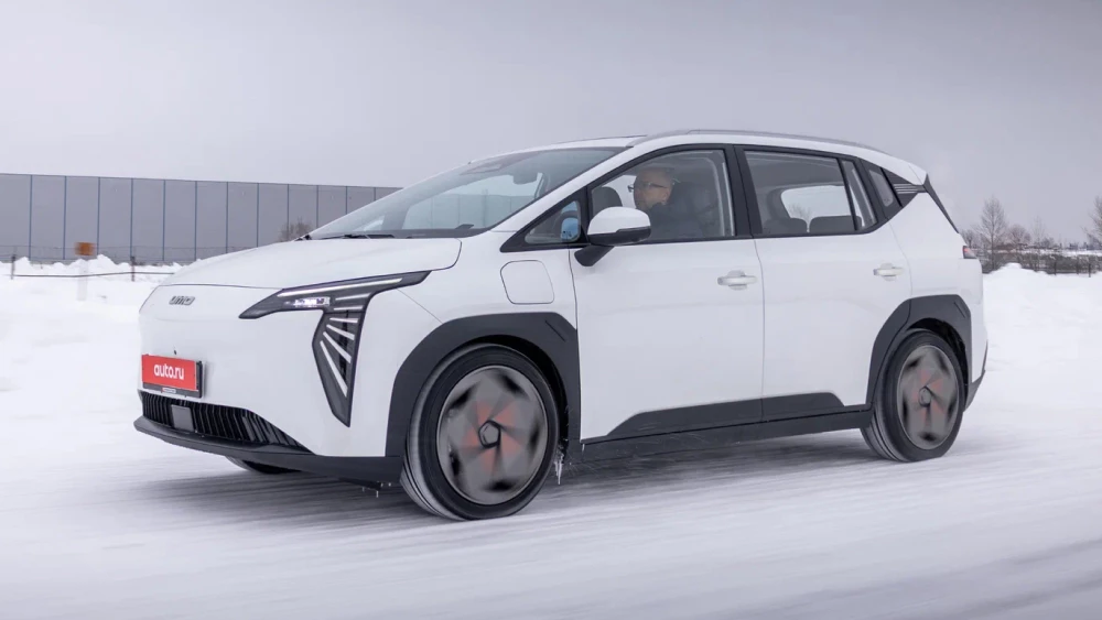 Электромобиль от «Яндекса» и GAC протестировали в России umo 5 gac aion y plus сбоку спереди белый в движении