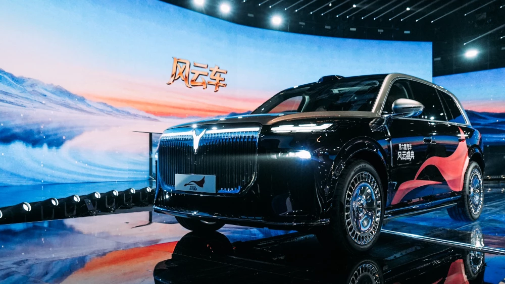 Центральное телевидение Китая назвало лучшие автомобили 2025 года автомобиль года voyah taishan сбоку спереди гибридный кроссовер двухцветный