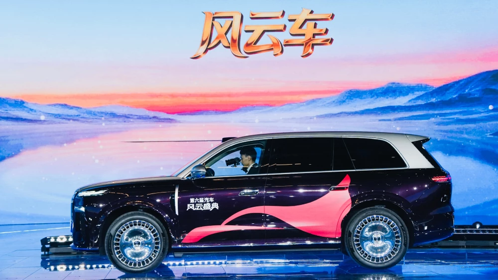 Центральное телевидение Китая назвало лучшие автомобили 2025 года автомобиль года voyah taishan сбоку спереди гибридный кроссовер двухцветный