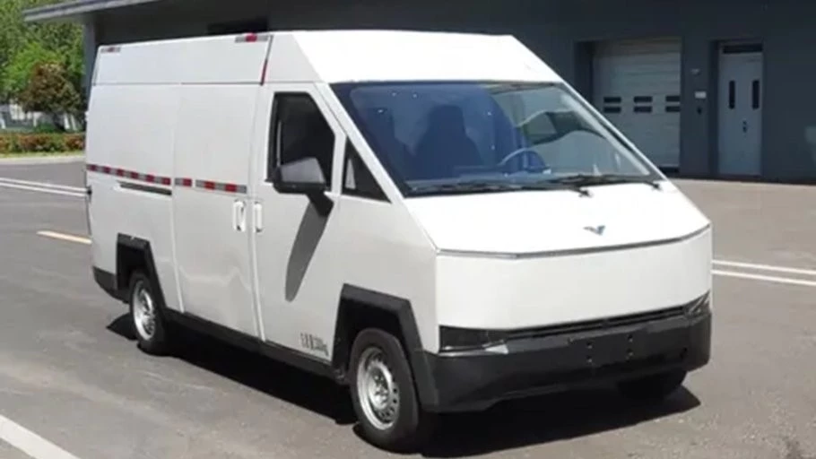 Электрический фургон Weiqiao V90 сбоку спереди в динамике