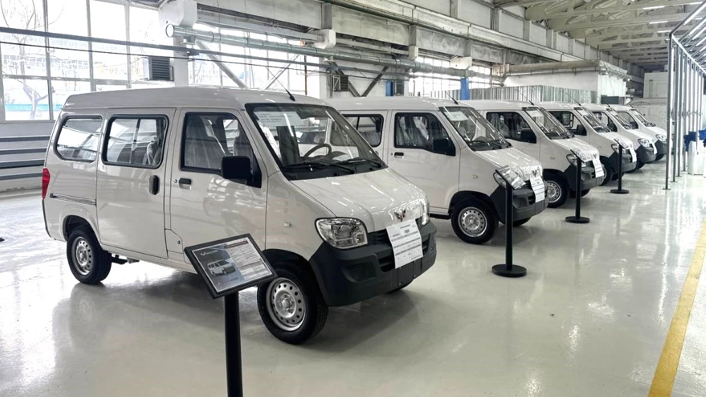 Минивэны Wuling N111 на заводе Asaka Motors сбоку