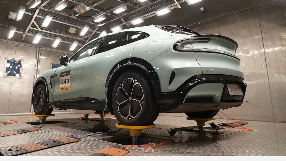 5 неочевидных фактов о китайском бестселлере Xiaomi YU7 на треке зеленый сбоку сзади кузов жесткость