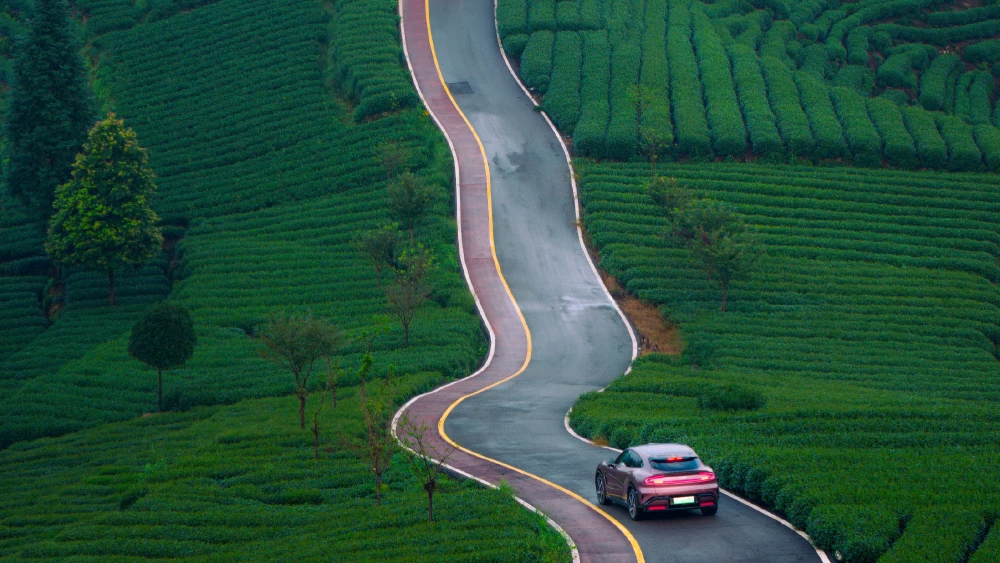 5 неочевидных фактов о китайском бестселлере Xiaomi YU7 на треке зеленый сбоку сзади электромотор v6 plus дорога