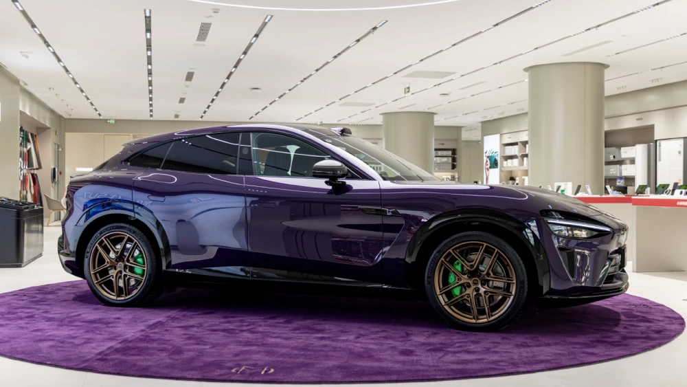 5 неочевидных фактов о китайском бестселлере Xiaomi YU7 кроссовер сбоку спереди фиолетовый