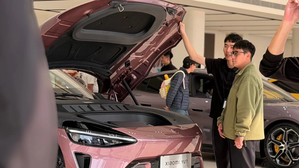 5 неочевидных фактов о китайском бестселлере Xiaomi YU7 самый большой капот материал алюминий площадь передний багажник объем 141 литр