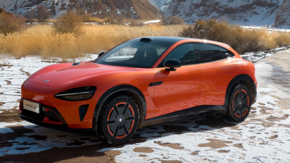 5 неочевидных фактов о китайском бестселлере Xiaomi YU7 кроссовер сбоку спереди оранжевый