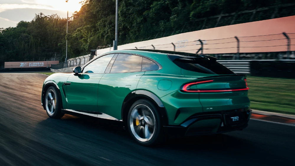 5 неочевидных фактов о китайском бестселлере Xiaomi YU7 на треке зеленый сбоку сзади электромотор v6 plus