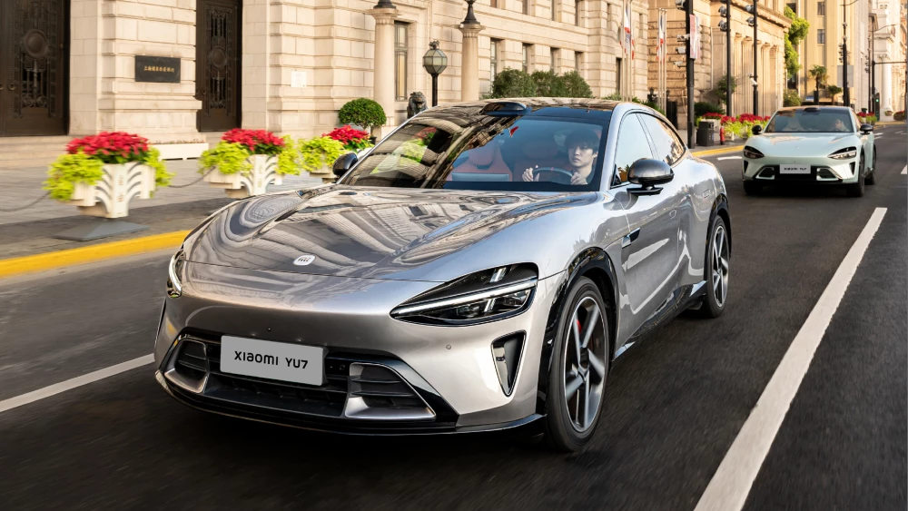 5 неочевидных фактов о китайском бестселлере Xiaomi YU7 кроссовер сбоку спереди серебряный