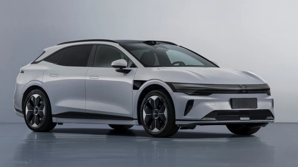 Два автомобиля Zeekr с электрической силовой установкой обновят в Китае универсал zeekr 007 gt сбоку спереди белый