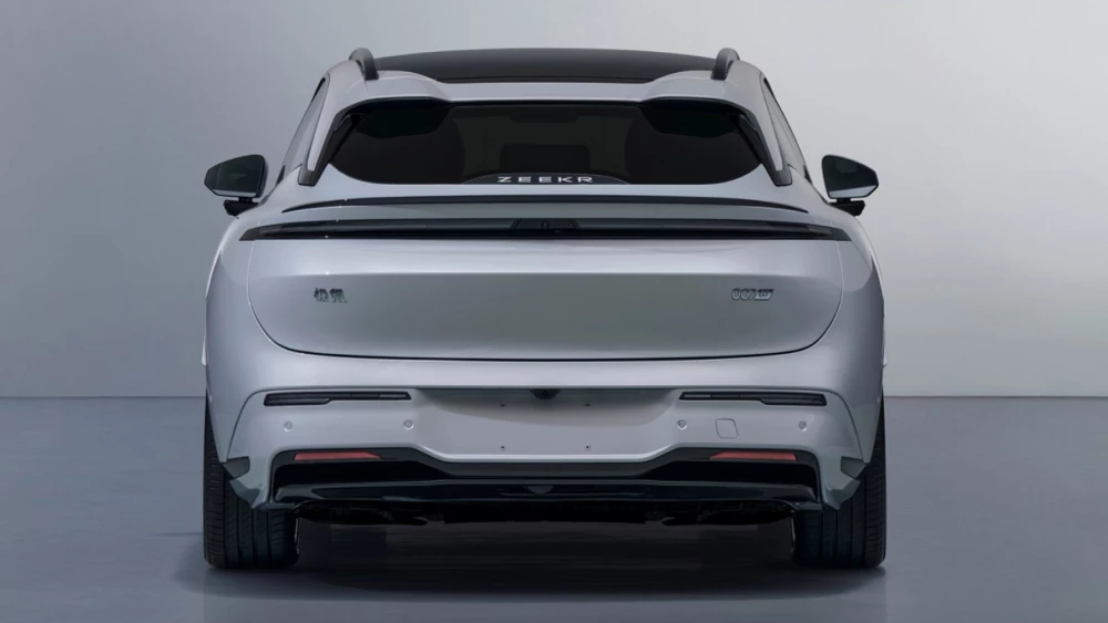 Два автомобиля Zeekr с электрической силовой установкой обновят в Китае универсал zeekr 007 gt сзади белый