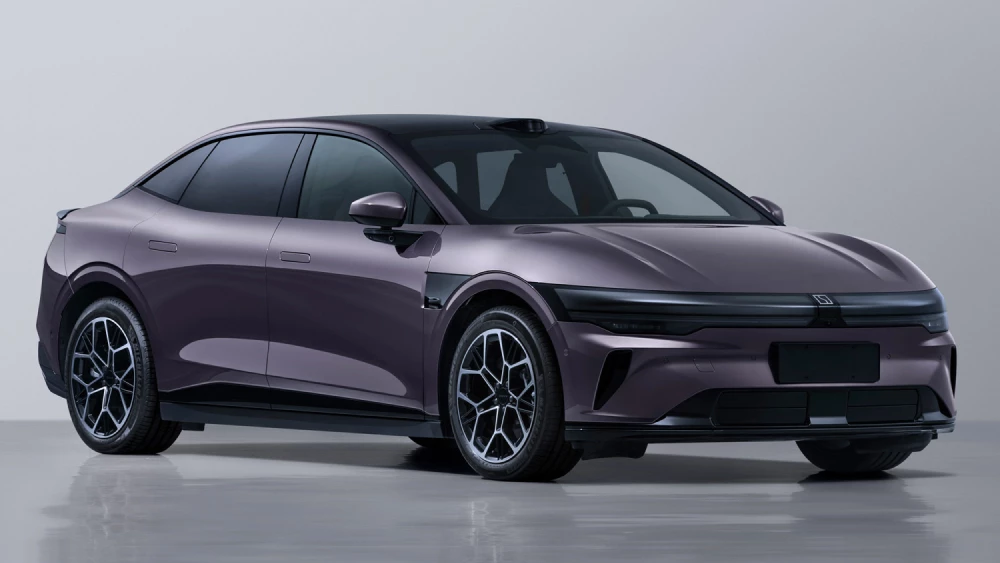 Два автомобиля Zeekr с электрической силовой установкой обновят в Китае седан zeekr 007 сбоку спереди фиолетовый
