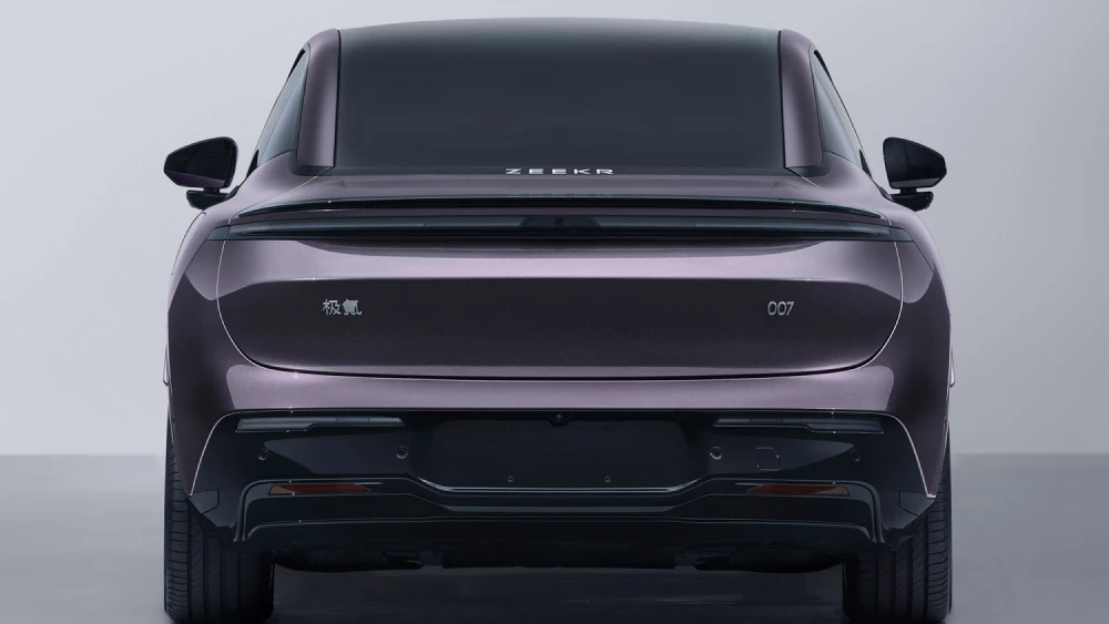 Два автомобиля Zeekr с электрической силовой установкой обновят в Китае седан zeekr 007 сзади фиолетовый