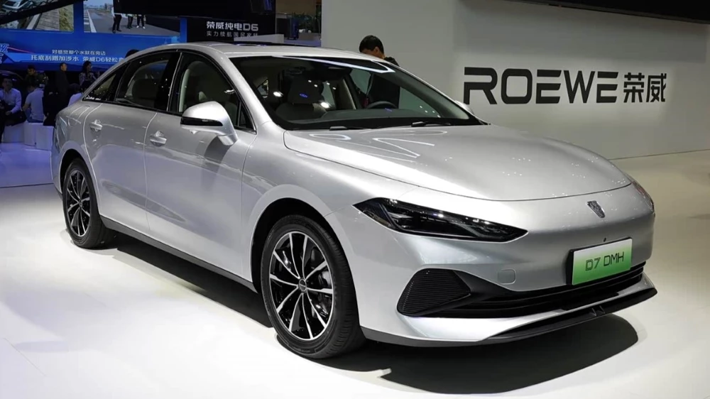 гибридный седан roewe d7 спереди сбоку