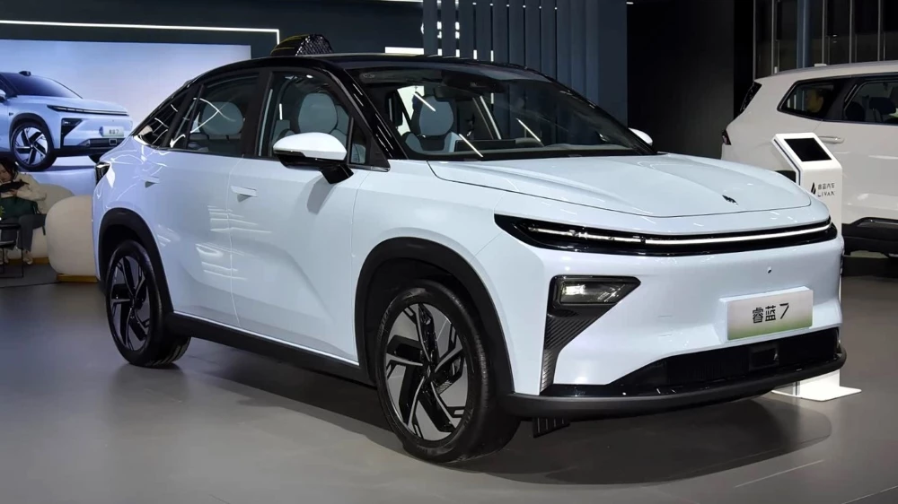 электрический кроссовер livan 7 сбоку спереди