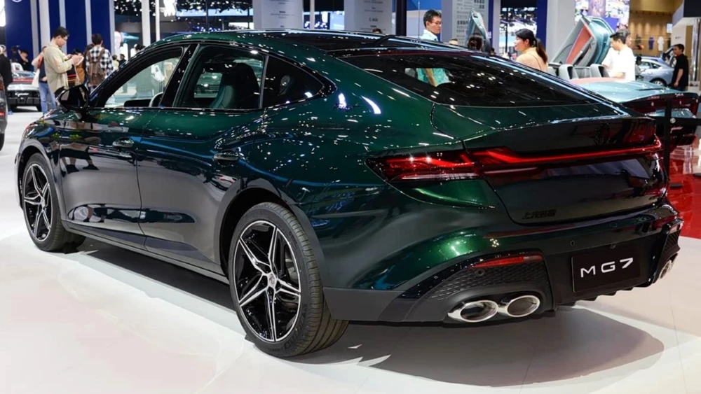 седан mg7 сбоку сзади