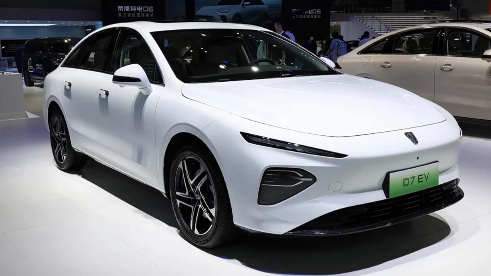 электрический седан roewe d7 ev спереди сбоку