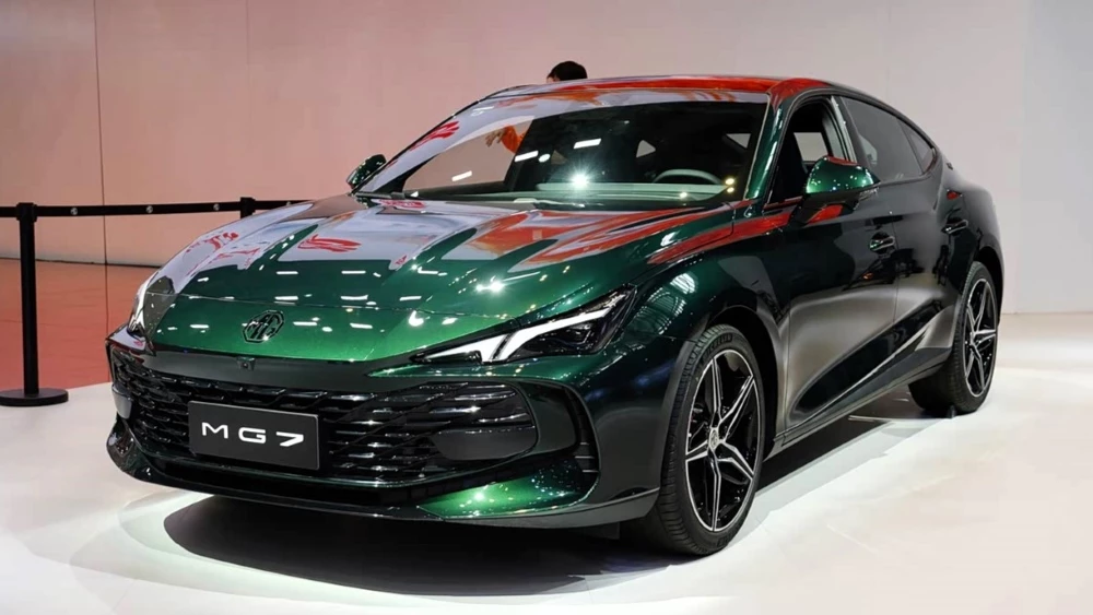 седан mg7 спереди сбоку