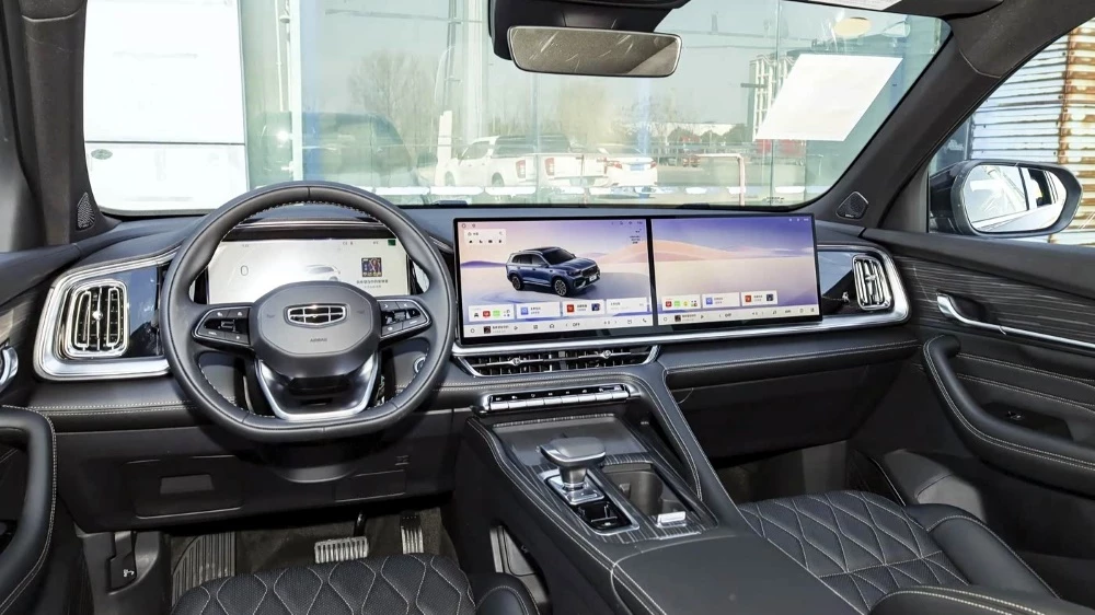 кроссоверы geely monjaro новая бюджетная версия салон черный