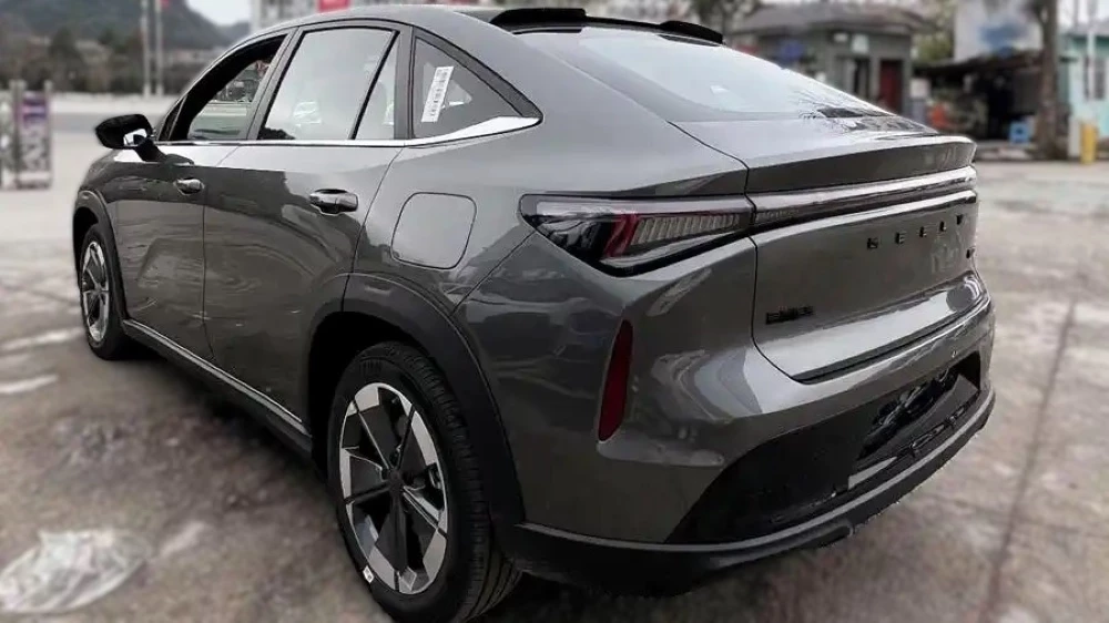 купе-кроссовер geely atlas rev в Китае сбоку сзади последовательный гибрид