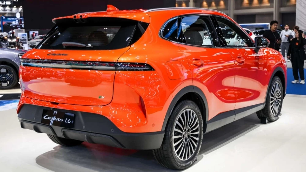 кроссовер lepas l6 сзади сбоку в Таиланде электрокар