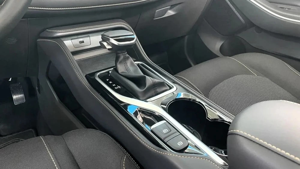 обновленный кроссовер москвич 3 появился у дилеров салон черный