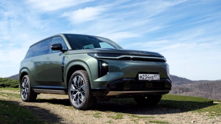 GAC S7 сбоку спереди зеленый цвет