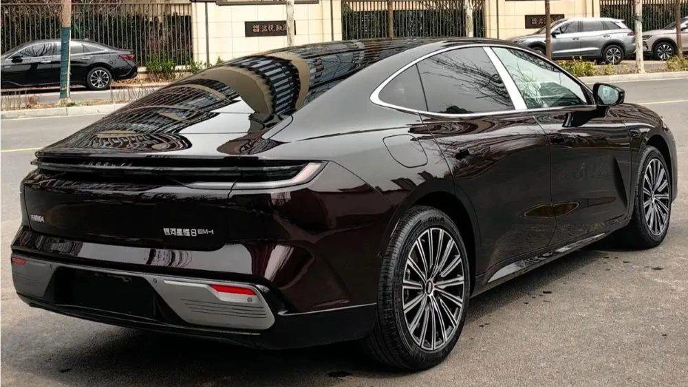 гибридный седан geely galaxy starshine 8 сбоку сзади 2026