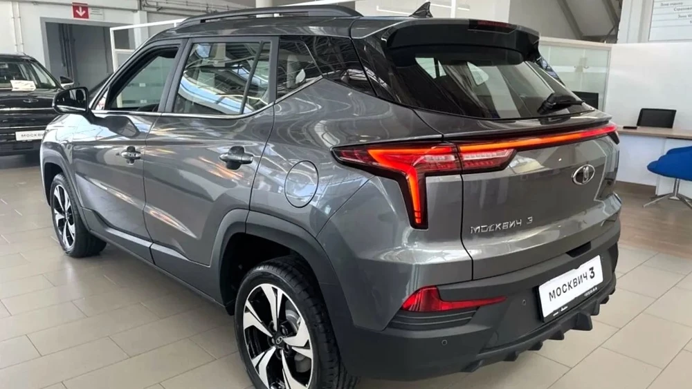 обновленный кроссовер москвич 3 появился у дилеров сзади сбоку