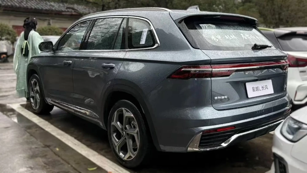 кроссовер geely monjaro новая бюджетная версия сзади сбоку 2 литра передний привод серый