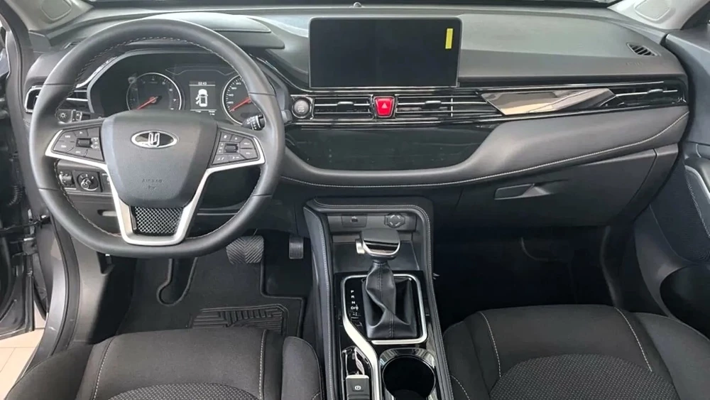 обновленный кроссовер москвич 3 появился у дилеров салон черный