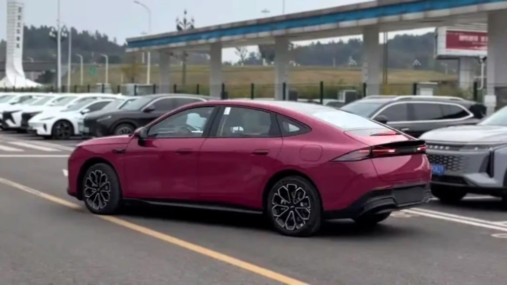 электрический седан chery fulwin a9 ev сбоку сзади