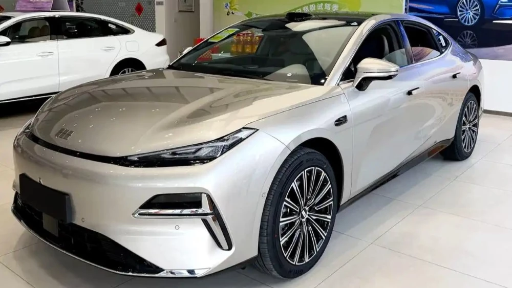 гибридный седан geely galaxy starshine 8 сбоку спереди 2026