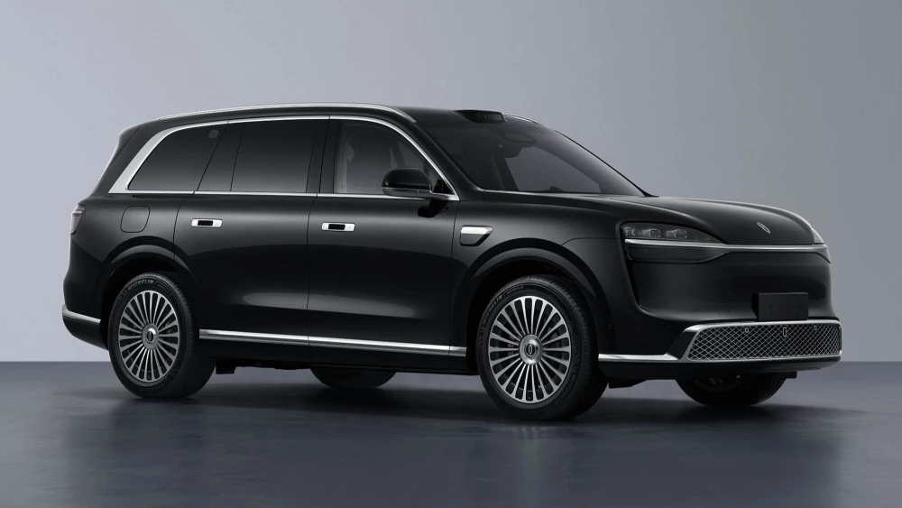 Новый кроссовер Aito M9 сбоку спереди