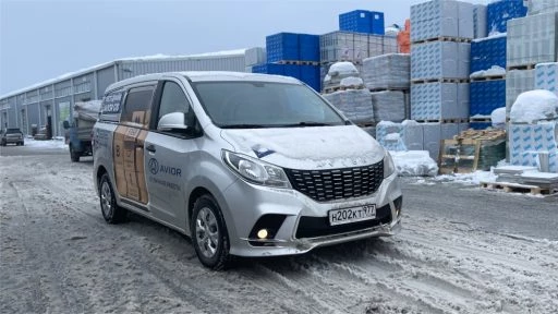 Фургон Avior G10 на тест-драйве сбоку спереди