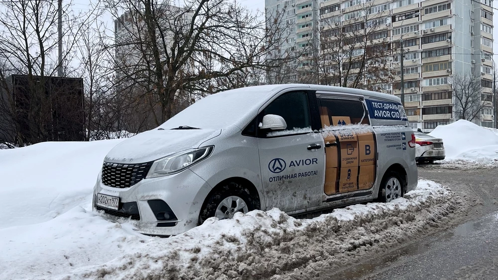 Фургон Avior G10 тест-драйв сбоку спереди в снегу