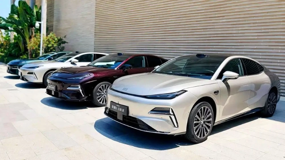 гибридный седан geely galaxy starshine 8 сбоку спереди 2026