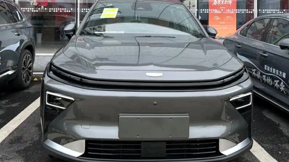 купе-кроссовер geely atlas rev в Китае спереди последовательный гибрид