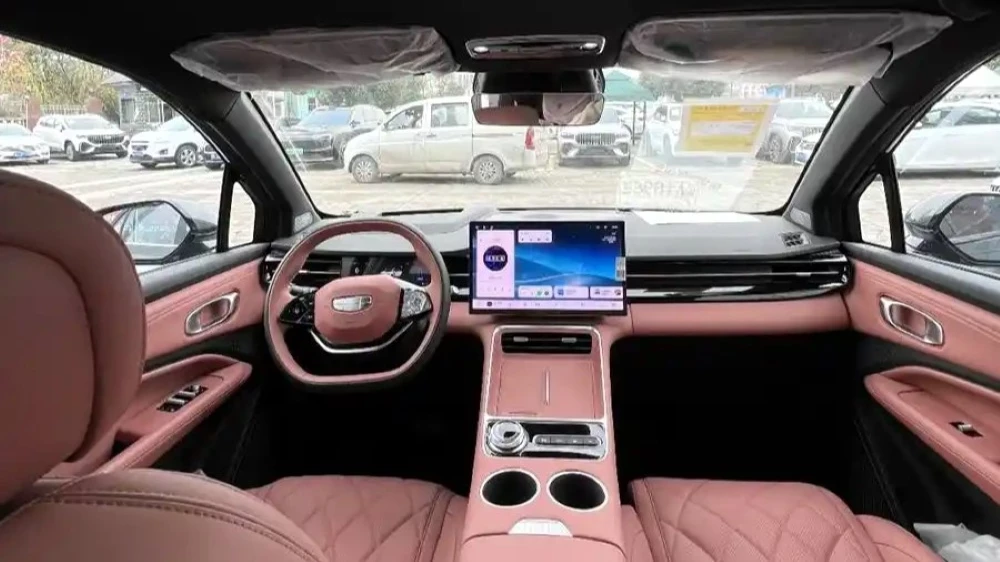 купе-кроссовер geely atlas rev в Китае интерьер последовательный гибрид