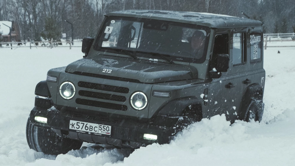 BAW 212 T01 против коня и трактора тест на бездорожье в снегу внедорожник китайский сбоку спереди зелёный
