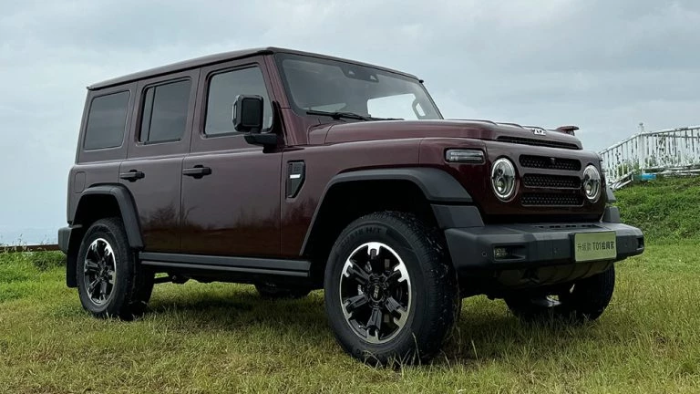 Внедорожник BAW 212 получил оцинкованный кузов сбоку спереди бордовый