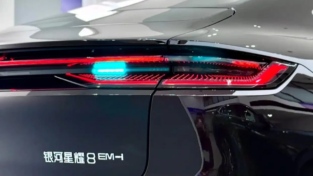 гибридный седан geely galaxy starshine 8 сзади 2026