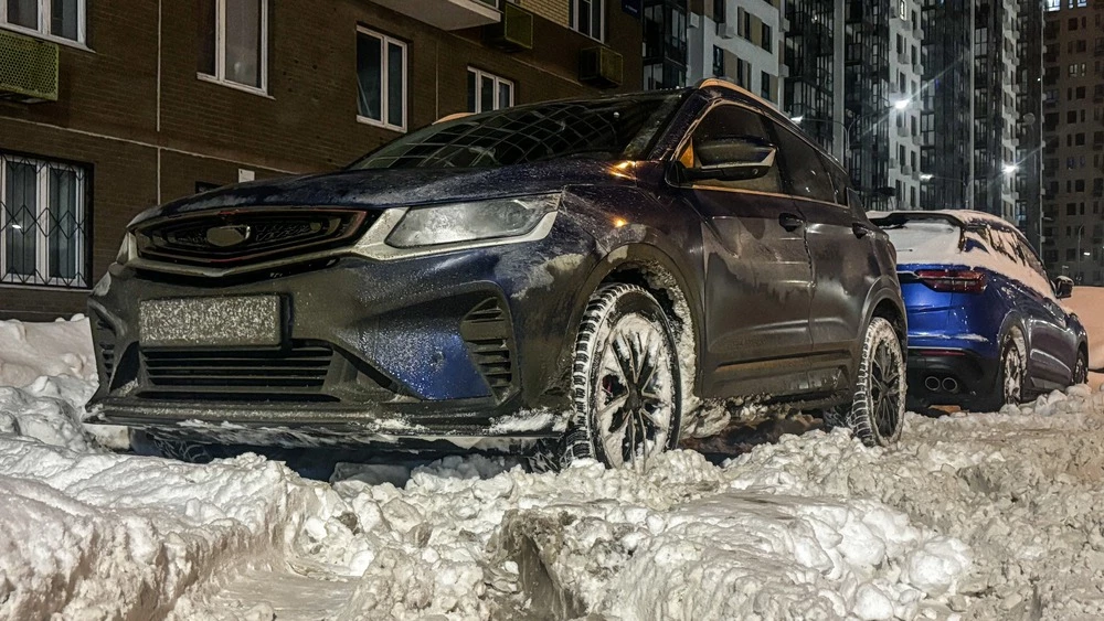 Belgee X50 сбоку спереди в снегу зимой