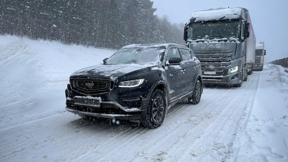 Belgee X70 сбоку тест спереди сбоку зимой в пробке в снегу