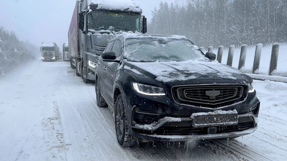Belgee X70 сбоку тест спереди зимой в пробке в снегу